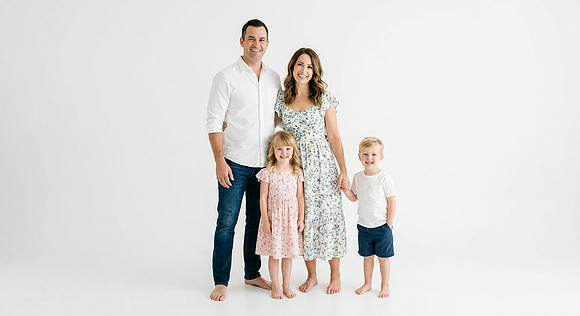 Firefly_Gemini Flash_Professional family portrait in a bright photography studio, seamless pure white back 893387