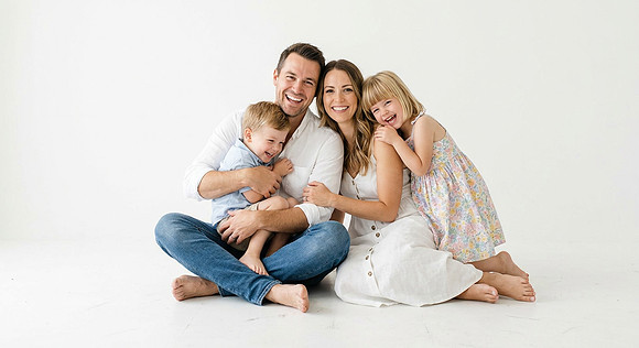 Firefly_Gemini Flash_I want to use the same people generated in the first photo, Professional family portr 893387